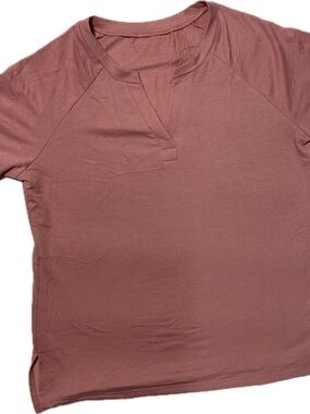 Lomon Short-Sleeve Split-Neck Tee in Dusty Rose